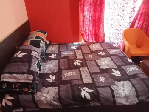 uma cama com uma colcha num quarto em OYO Hotel Athiti 2 em Meerut