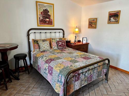 博尼塔溫泉的住宿－水牛城牧場汽車旅館，一间卧室配有一张床和一张带台灯的桌子
