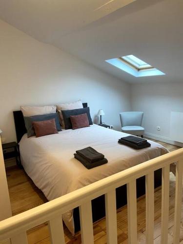 una camera da letto con un letto grande con due asciugamani sopra di Charmante petite maison a Bourges