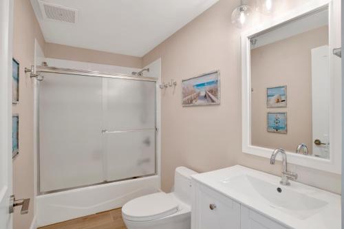 ein Bad mit einer Dusche, einem WC und einem Waschbecken in der Unterkunft Emerald Isle #602 in Pensacola Beach