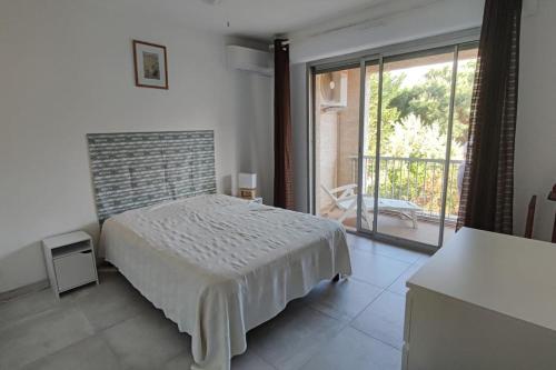 Кровать или кровати в номере Calvi T3 climatisé 150 m plage