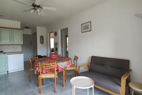 un salon avec une table et un canapé dans l'établissement Calvi T3 climatisé 150 m plage, à Calvi