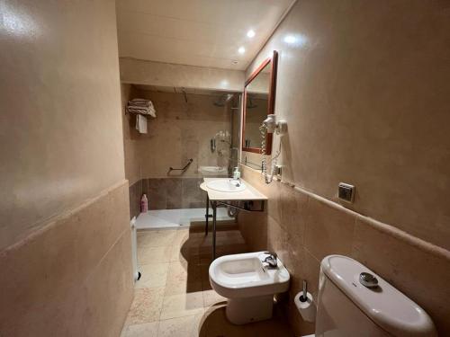 アヤモンテにあるJardines de isla canela (Punta del moral)のバスルーム(トイレ、洗面台、鏡付)