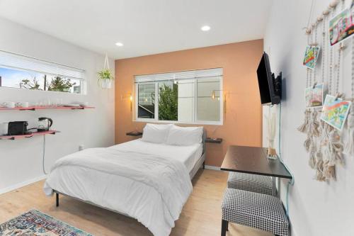 a bedroom with a bed and a desk and a window at Pingu's sweet suite - Micro Studio - 91Walkscore in Seattle