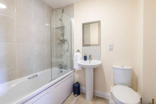 La salle de bains est pourvue de toilettes, d'un lavabo et d'une douche. dans l'établissement Luxury 3 Bed house, 8 people, with street parking!, à Bristol