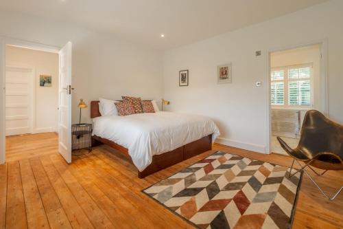 Habitación blanca con cama y alfombra en Low Wood en West Runton