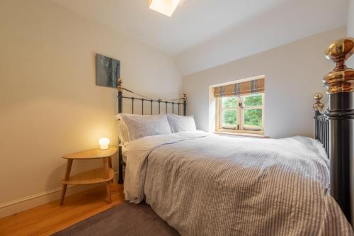 um quarto com uma cama e uma janela em Loke Cottage em Thurgarton