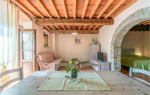 une salle à manger avec une table en bois et un salon dans l'établissement Casale Valle Di Sopra, à Anghiari