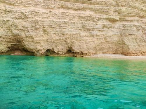 a large body of water next to a rocky shore at EOS - Appartement de charme et confort pour 4 personnes prés de la plage et du coeur de Koufonissi in Koufonisia