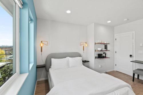 a bedroom with a white bed and a window at Isla's sweet suite - Micro Studio - 91Walkscore in Seattle