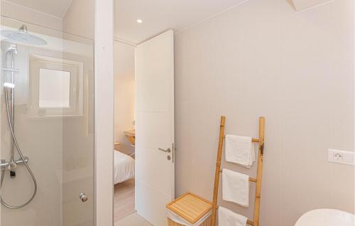 ein weißes Bad mit einer Dusche und einem WC in der Unterkunft Beautiful Home In Zablace With Wifi in Zablaće