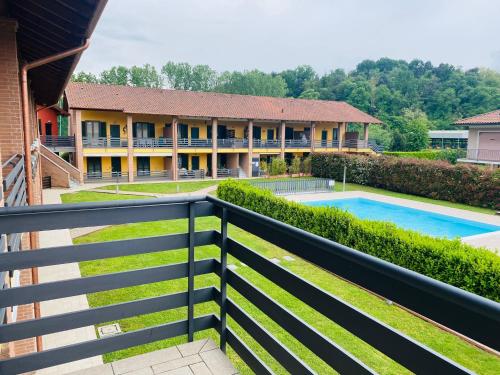 una valla frente a una casa con piscina en Appartamento Paradise, en Borgo Ticino