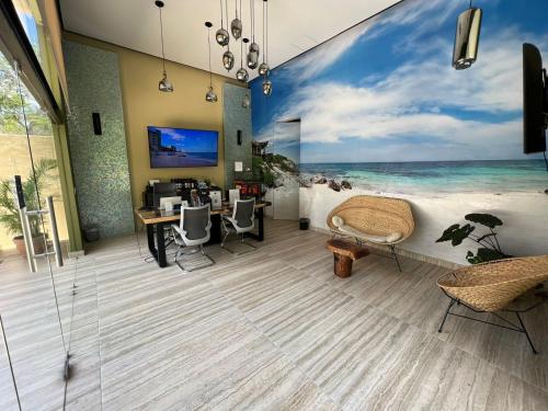 una oficina con un mural de playa en la pared en LOL-HA Hotel Boutique en Cancún