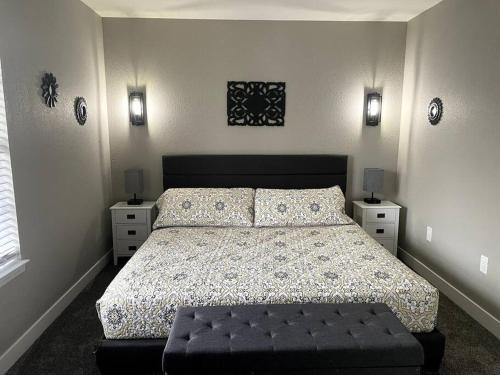 1 dormitorio con 1 cama y 2 mesitas de noche en New Remodeled Luxury Condo By The Lake, No Stairs! en Branson