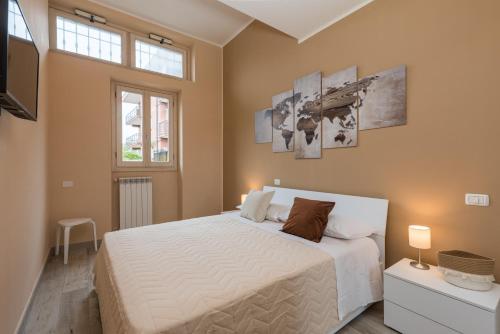 - une chambre avec un lit blanc et une télévision dans l'établissement Relax Ciampino - By Good Time Apartments, à Ciampino