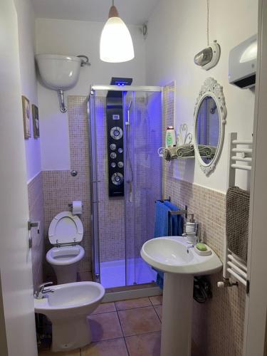 La salle de bains est pourvue de 2 lavabos et d'une douche. dans l'établissement Authentic Room, à Ronciglione