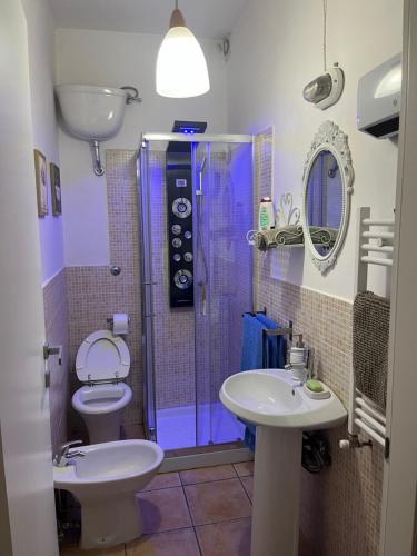 łazienka z 2 umywalkami i prysznicem w obiekcie Authentic Room w mieście Ronciglione