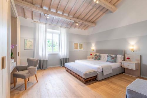 ソヴィチッレにあるRelais Le Macine Di Stiglianoのベッドルーム(大型ベッド1台、椅子付)
