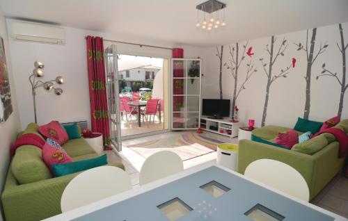 un salon avec deux canapés et une télévision dans l'établissement 3 Bedroom Nice Home In Aigues-Mortes, à Aigues-Mortes