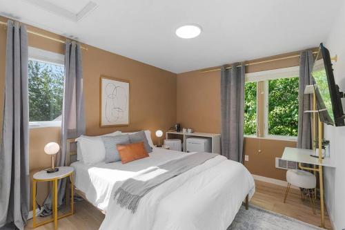 1 dormitorio con 1 cama grande y 2 ventanas en Jerry's Sweet Suite - 84 Walkscore en Seattle
