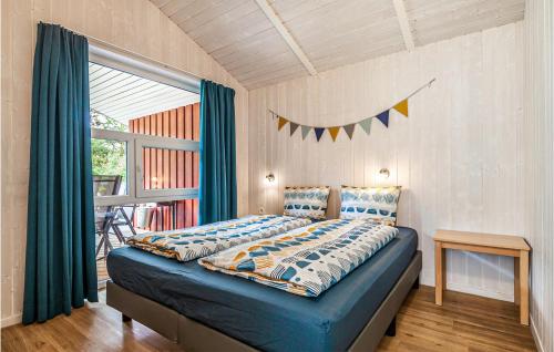 um quarto com uma cama grande, uma janela e uma mesa em Strandblick 1 - Dorf 1 em Travemünde