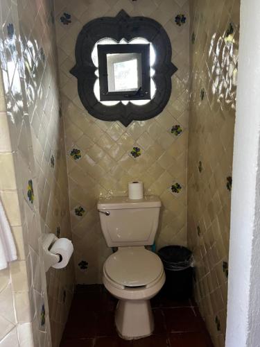 Un baño de Casa Bugambilia, Un Pequeño Hotel en Tepoztlán
