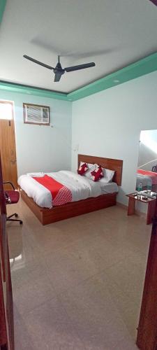 um quarto com uma cama e um tecto em OYO Hotel Sawan em Meerut