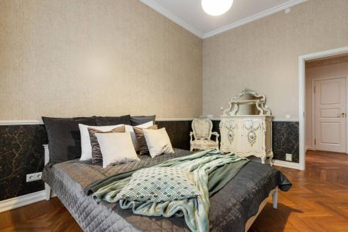 Un dormitorio con una cama grande en una habitación. en DICTUMFACTUM Luxury Residence, en Tallin