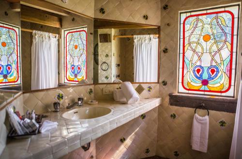Un baño de Casa Bugambilia, Un Pequeño Hotel en Tepoztlán