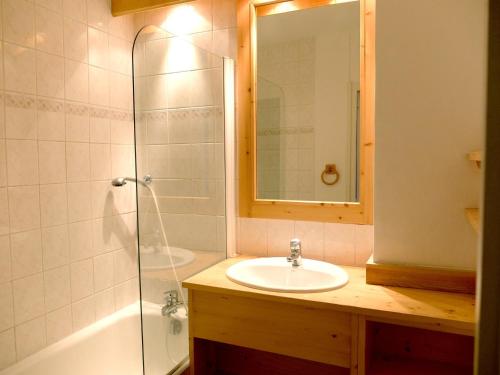une salle de bain avec un lavabo et une douche dans l'établissement Studio rénové avec balcon en bord de pistes, Tignes Le Lac, orientation sud, 4 pers. - FR-1-502-496, à Tignes