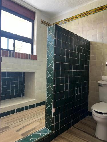 Un baño de Casa Bugambilia, Un Pequeño Hotel en Tepoztlán
