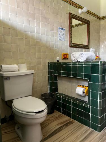 Un baño de Casa Bugambilia, Un Pequeño Hotel en Tepoztlán