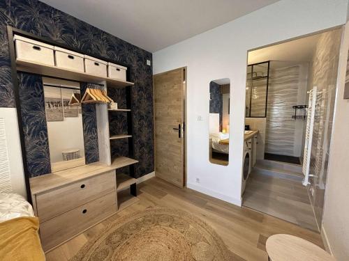 Et badeværelse på Appartement Saint-Gilles-Croix-de-Vie, 2 pièces, 4 personnes - FR-1-224-799