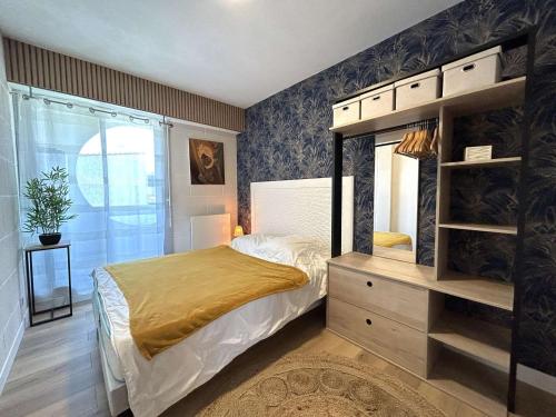En eller flere senge i et værelse på Appartement Saint-Gilles-Croix-de-Vie, 2 pièces, 4 personnes - FR-1-224-799