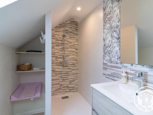 ボジェにあるGîte de groupe avec salle de jeux, jardin 4000m², proche forêt de Chandelais et Zoo de la Flèche - FR-1-622-56の洗面台とシャワー付きのバスルーム