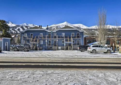 Una gran casa azul con coches estacionados frente a ella en Main Street Breck, Walk Everywhere!, en Breckenridge