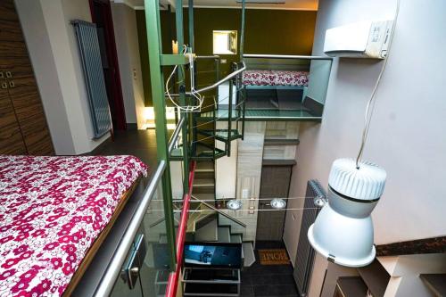 Cette chambre dispose d'un escalier avec un lit et une lampe. dans l'établissement Incantevole appartamento ristrutturato nella Darsena di Pozzuoli, à Pouzzoles