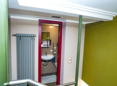 uma casa de banho com um lavatório e um espelho em Incantevole appartamento ristrutturato nella Darsena di Pozzuoli em Pozzuoli