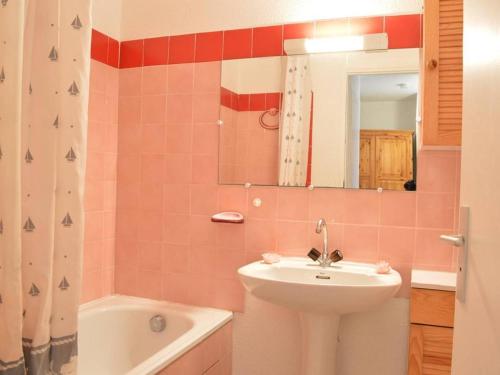 une salle de bain rose avec un lavabo et un miroir dans l'établissement Appartement 2P, 4 Couchages, Terrasse et Salon de Jardin à 200m de la Plage, Fréjus - FR-1-226A-22, à Fréjus