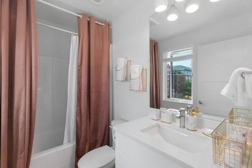 een badkamer met een toilet, een wastafel en een douche bij Chris's Sweet Suite - 84 Walkscore in Seattle