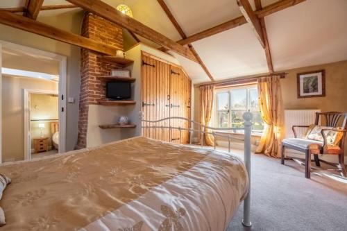 En eller flere senge i et værelse på Church Cottage CA