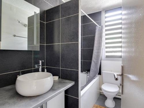 une salle de bain avec un lavabo blanc et des toilettes dans l'établissement Studio cosy 4 pers. avec loggia, parking et équipement complet, à deux pas du centre de Cauterets - FR-1-401-78, à Cauterets