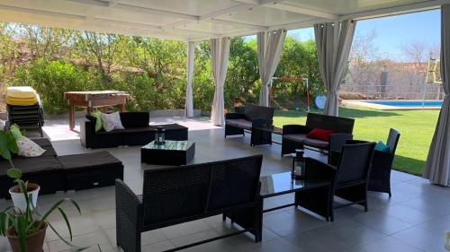 een patio met banken en stoelen en een tafel bij Casa Monte da Eira in Giões