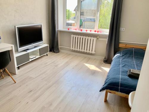 Una televisión o centro de entretenimiento en Modern Apartment in Jekabpils Nr1