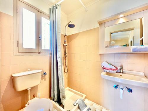 Ένα μπάνιο στο Beachfront Villa Bellevue by DadoVillas