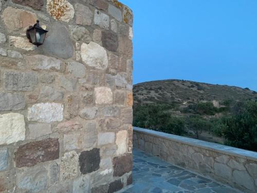 a stone wall with a street light on it at Villa Vigla in Zefiría