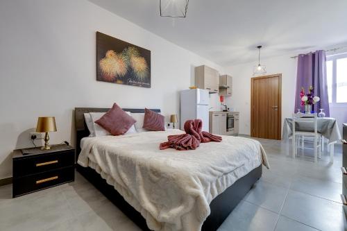 Katil atau katil-katil dalam bilik di Cosy 1BR Studio Central Location