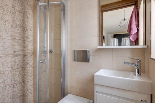 y baño con ducha, aseo y lavamanos. en Cosy 1BR Studio Central Location, en Sliema