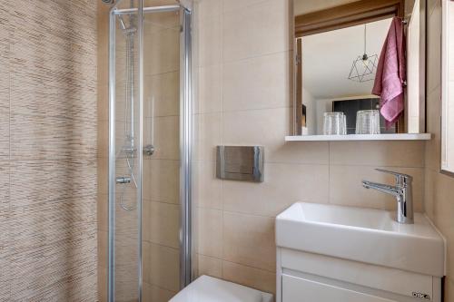 Bilik mandi di Cosy 1BR Studio Central Location