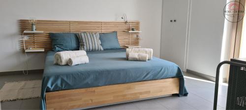 1 dormitorio con 1 cama con sábanas y almohadas azules en Rosso di Sera, en Vasto